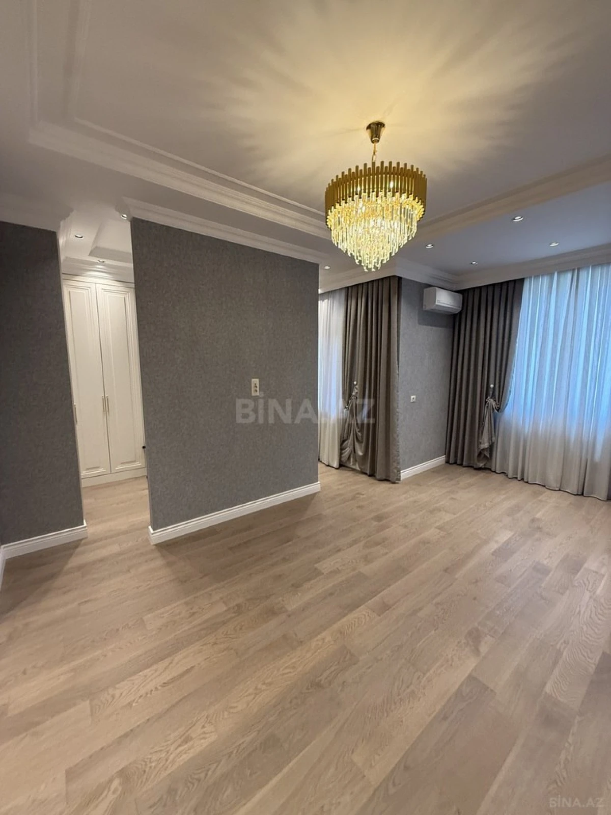 Satılır 4 otaqlı mənzil 205 m²