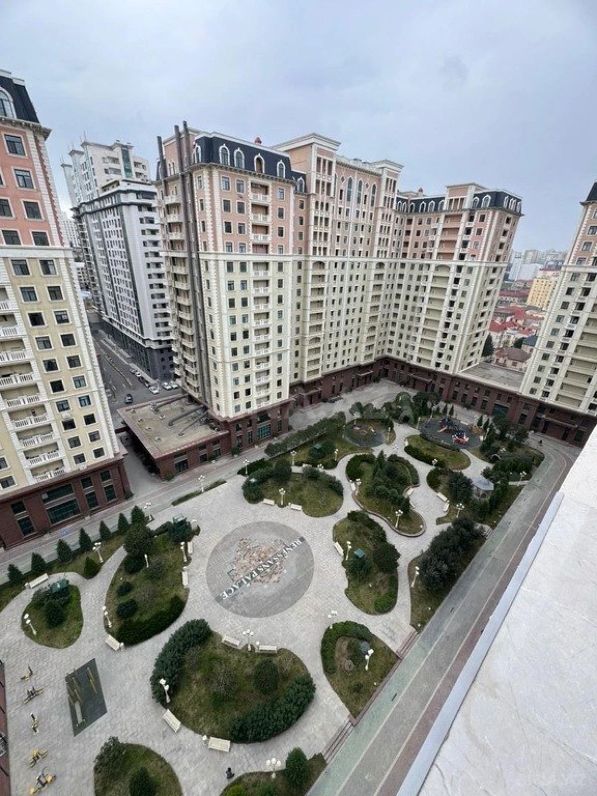 Satılır 4 otaqlı mənzil 205 m²