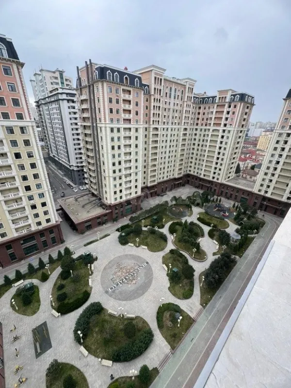 Satılır 4 otaqlı mənzil 205 m²