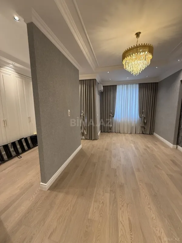 Satılır 4 otaqlı mənzil 205 m²