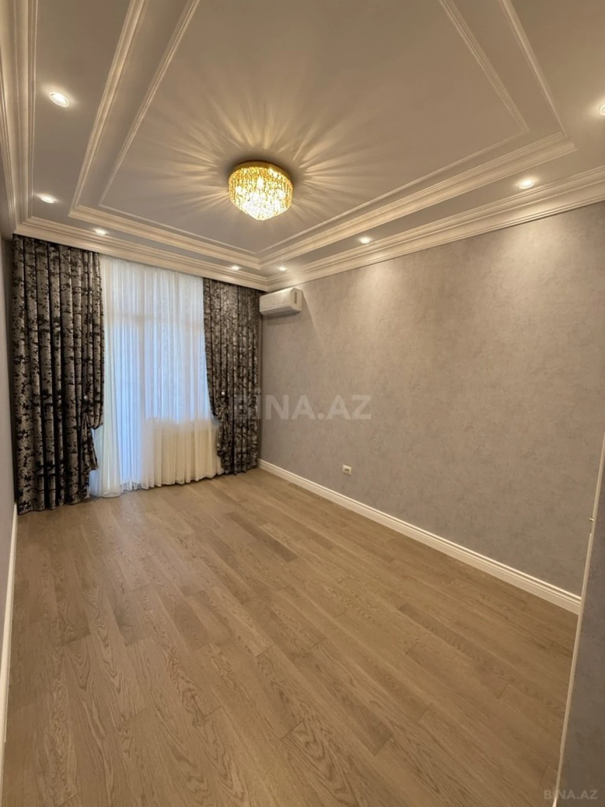 Satılır 4 otaqlı mənzil 205 m²