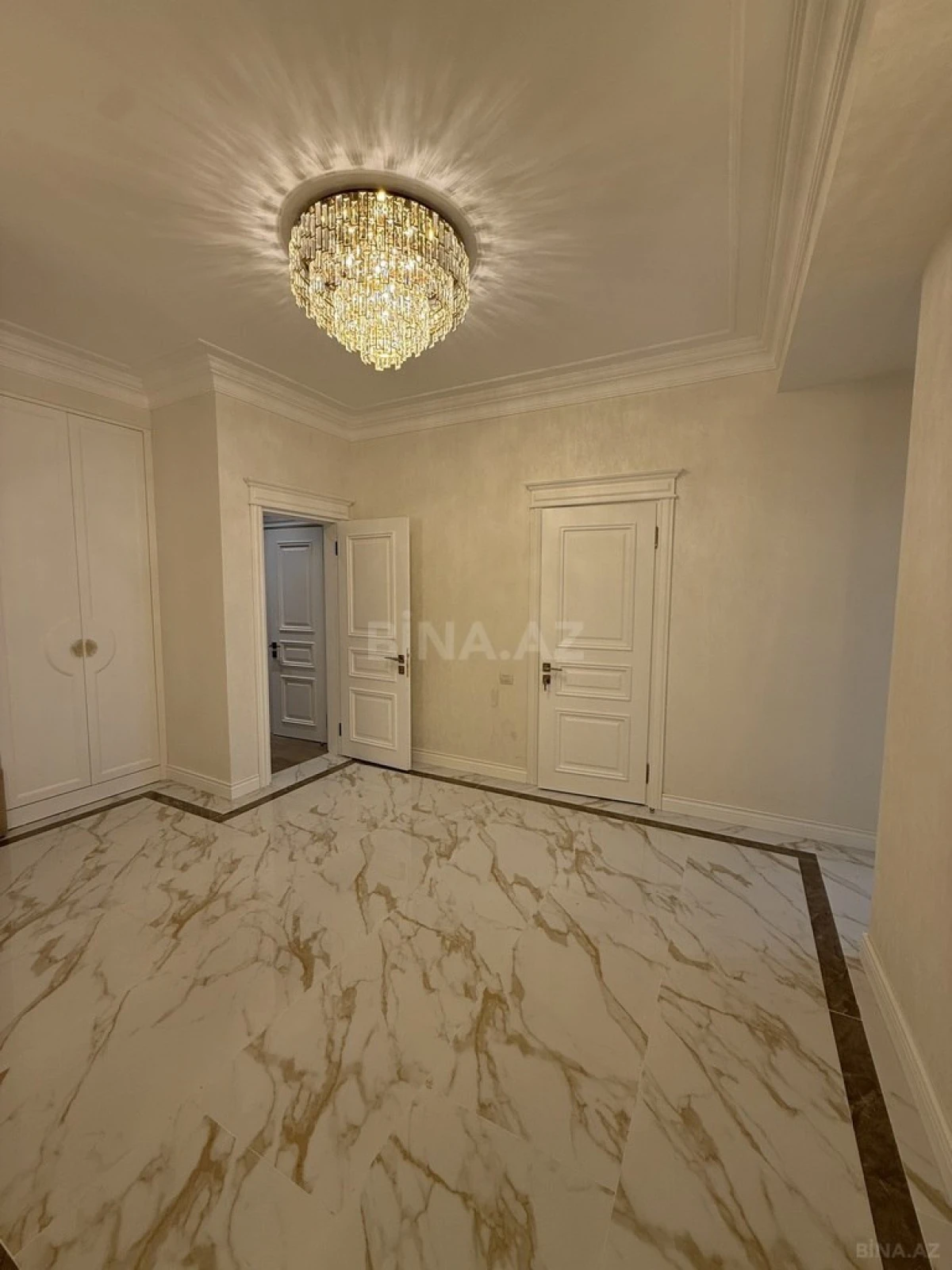 Satılır 4 otaqlı mənzil 205 m²