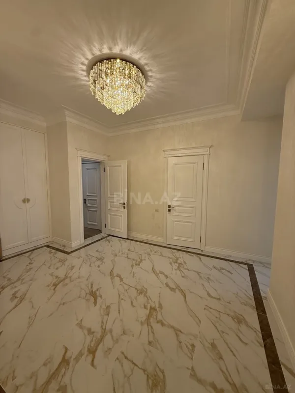 Satılır 4 otaqlı mənzil 205 m²