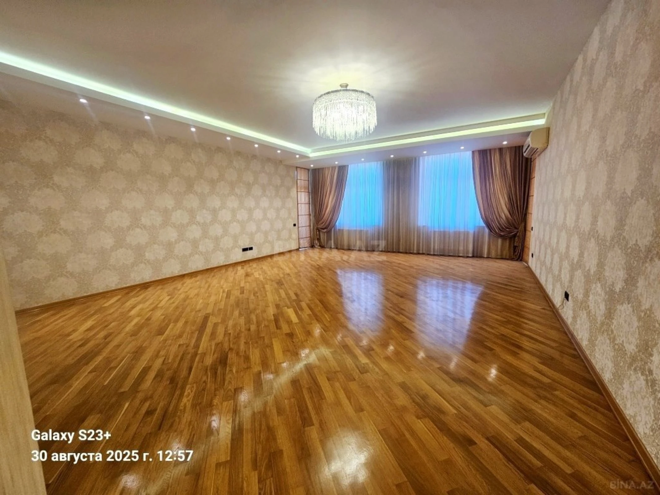 Satılır 4 otaqlı mənzil 215 m²