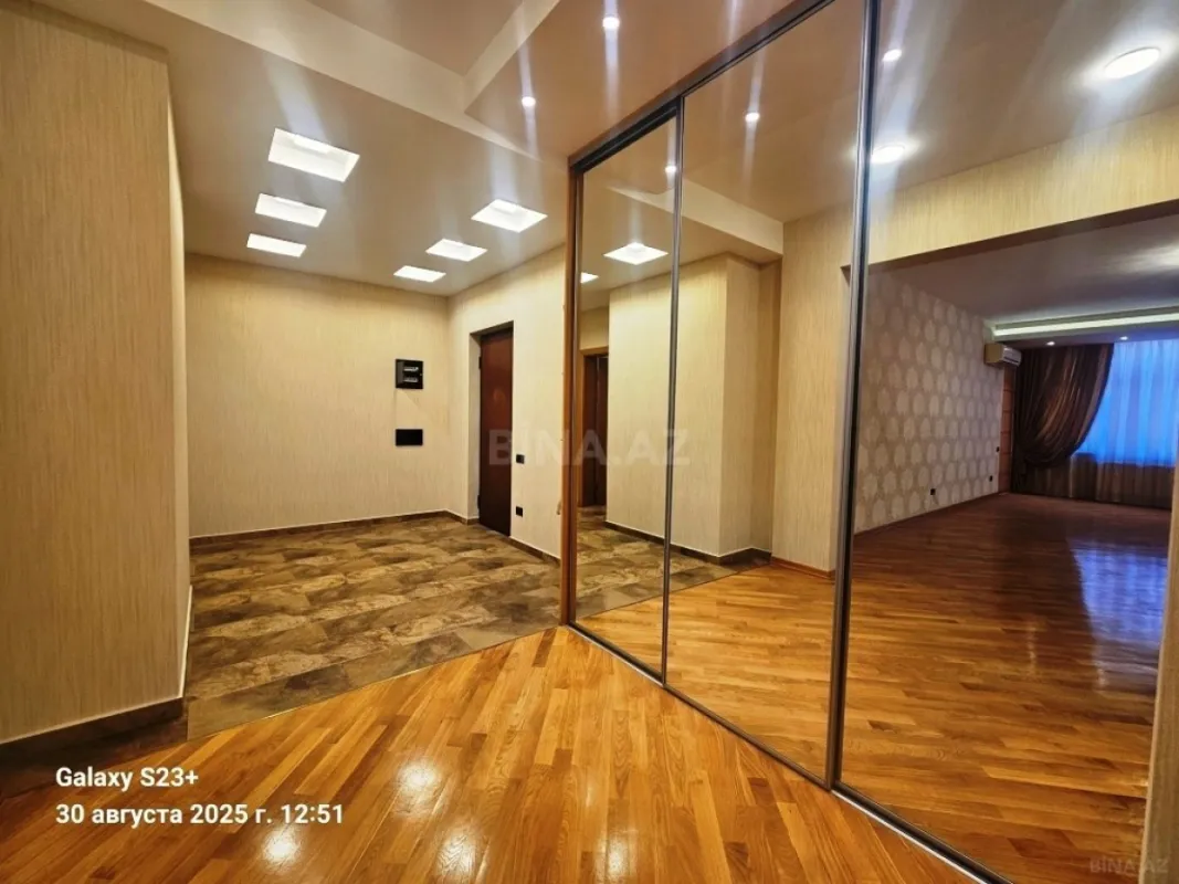 Satılır 4 otaqlı mənzil 215 m²