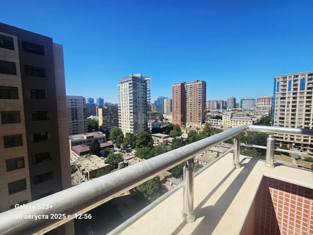 Satılır 4 otaqlı mənzil 215 m²