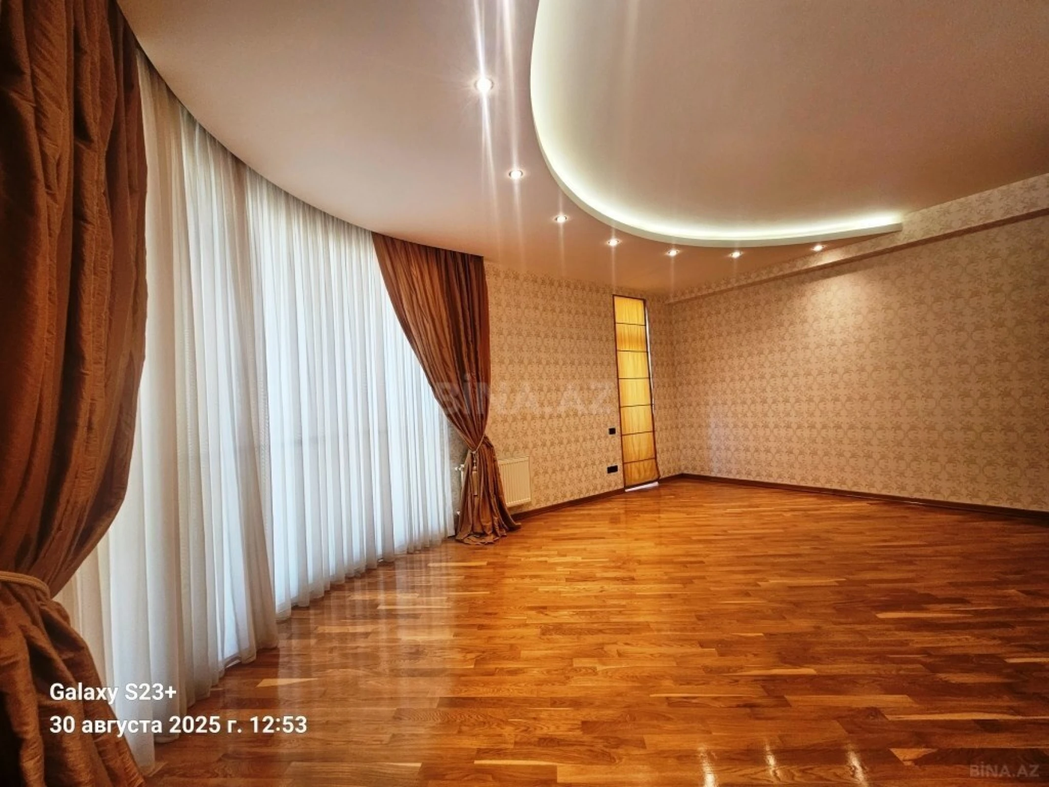 Satılır 4 otaqlı mənzil 215 m²