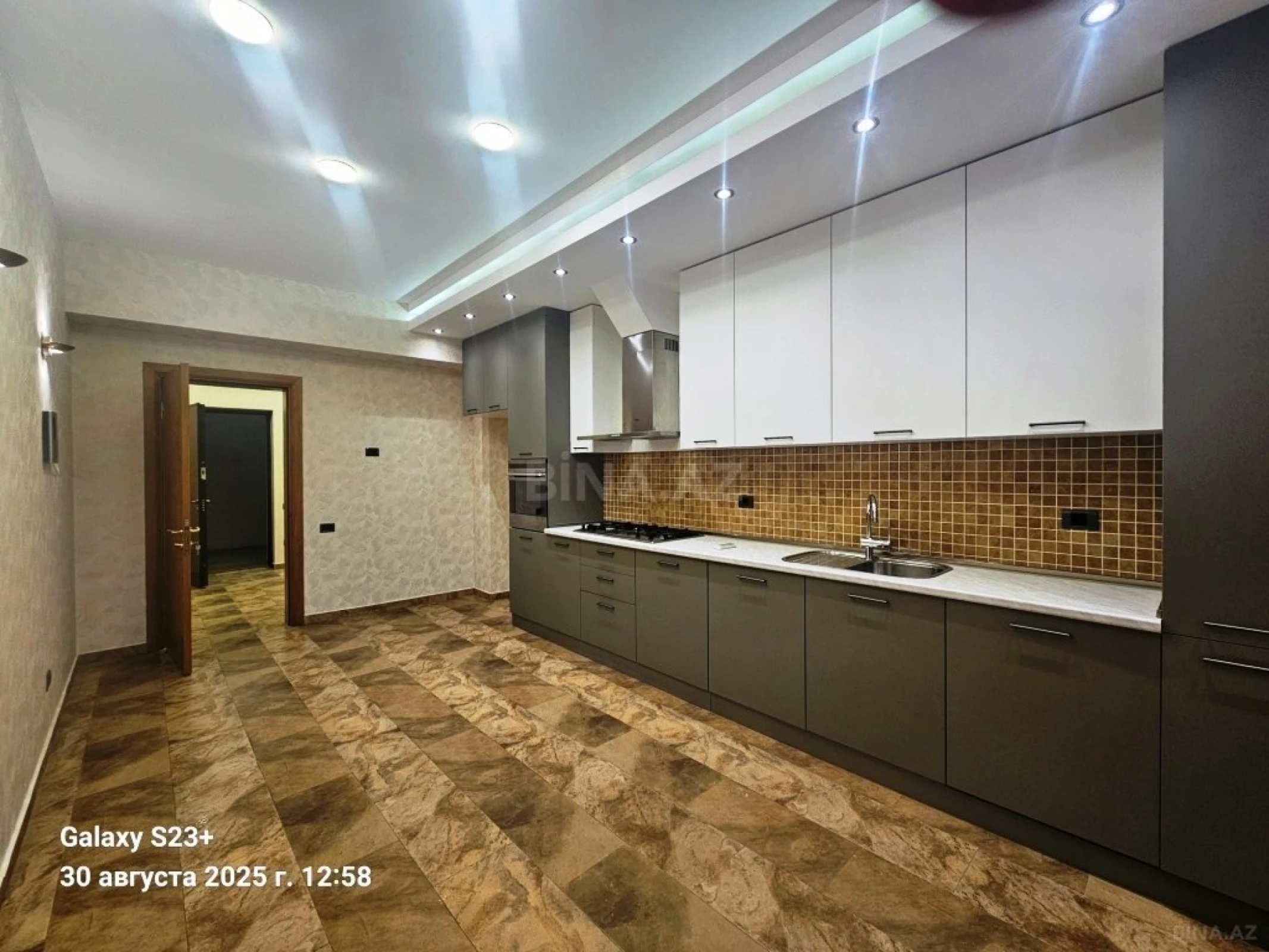 Satılır 4 otaqlı mənzil 215 m²
