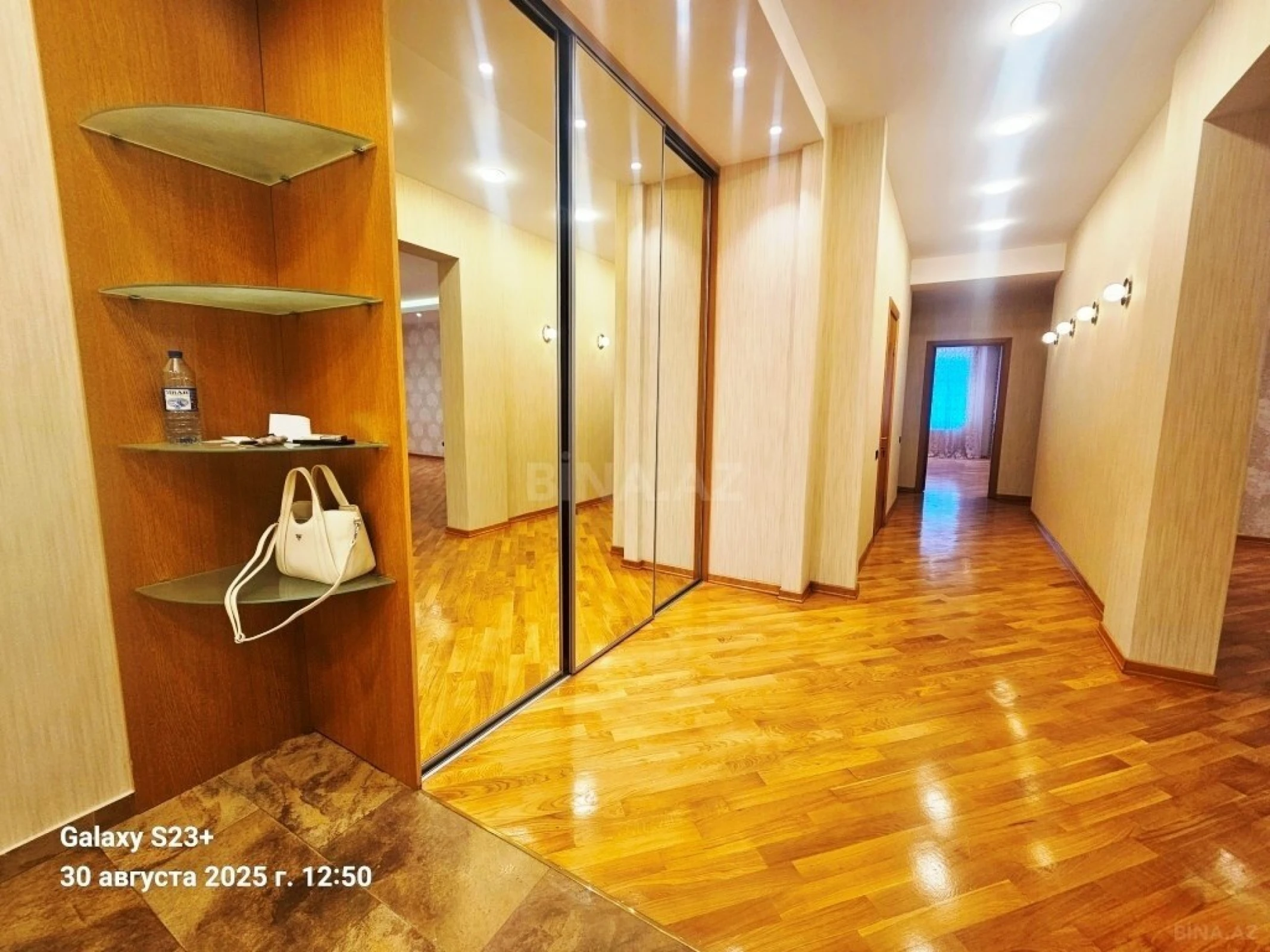 Satılır 4 otaqlı mənzil 215 m²