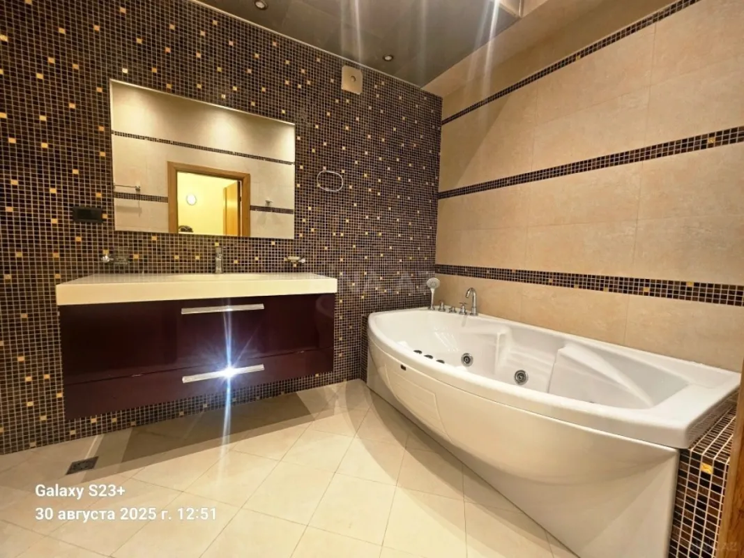 Satılır 4 otaqlı mənzil 215 m²