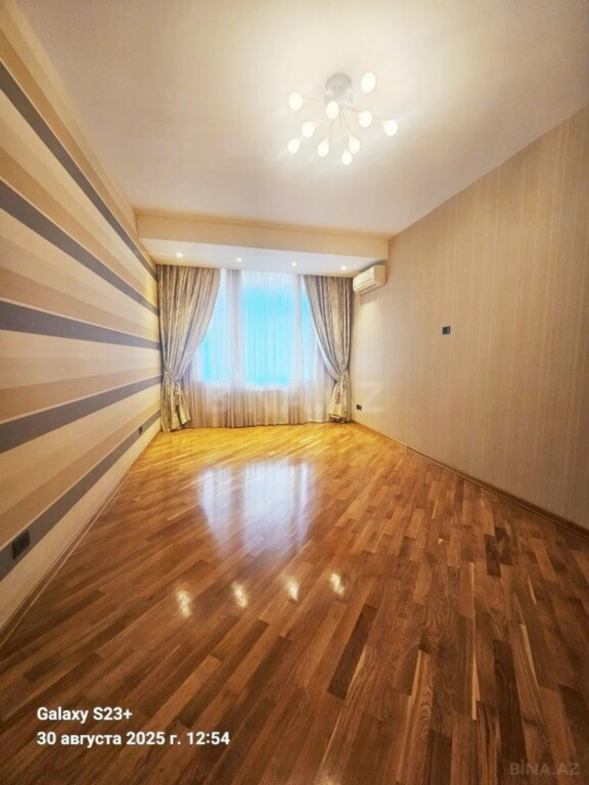 Satılır 4 otaqlı mənzil 215 m²