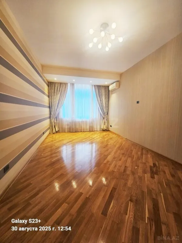 Satılır 4 otaqlı mənzil 215 m²