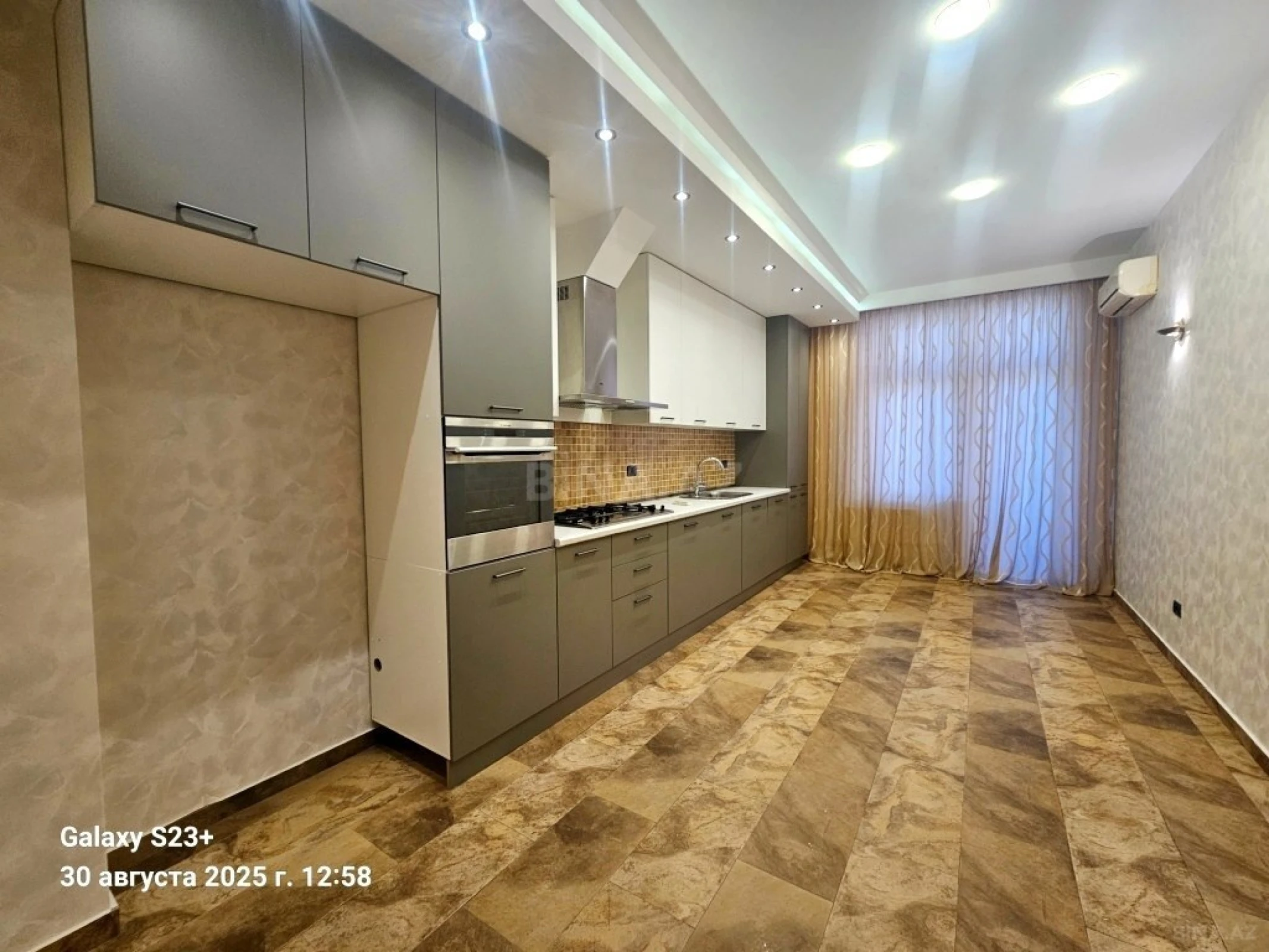 Satılır 4 otaqlı mənzil 215 m²
