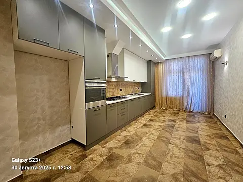 Satılır 4 otaqlı mənzil 215 m²