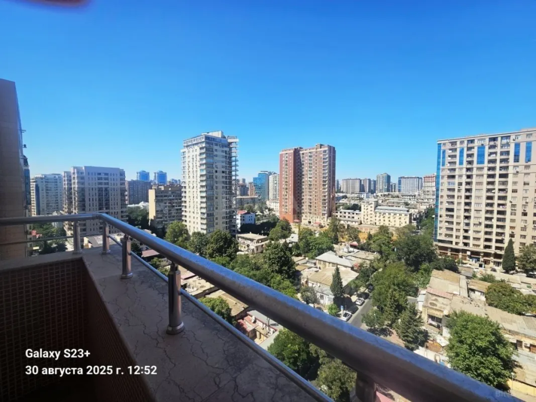 Satılır 4 otaqlı mənzil 215 m²