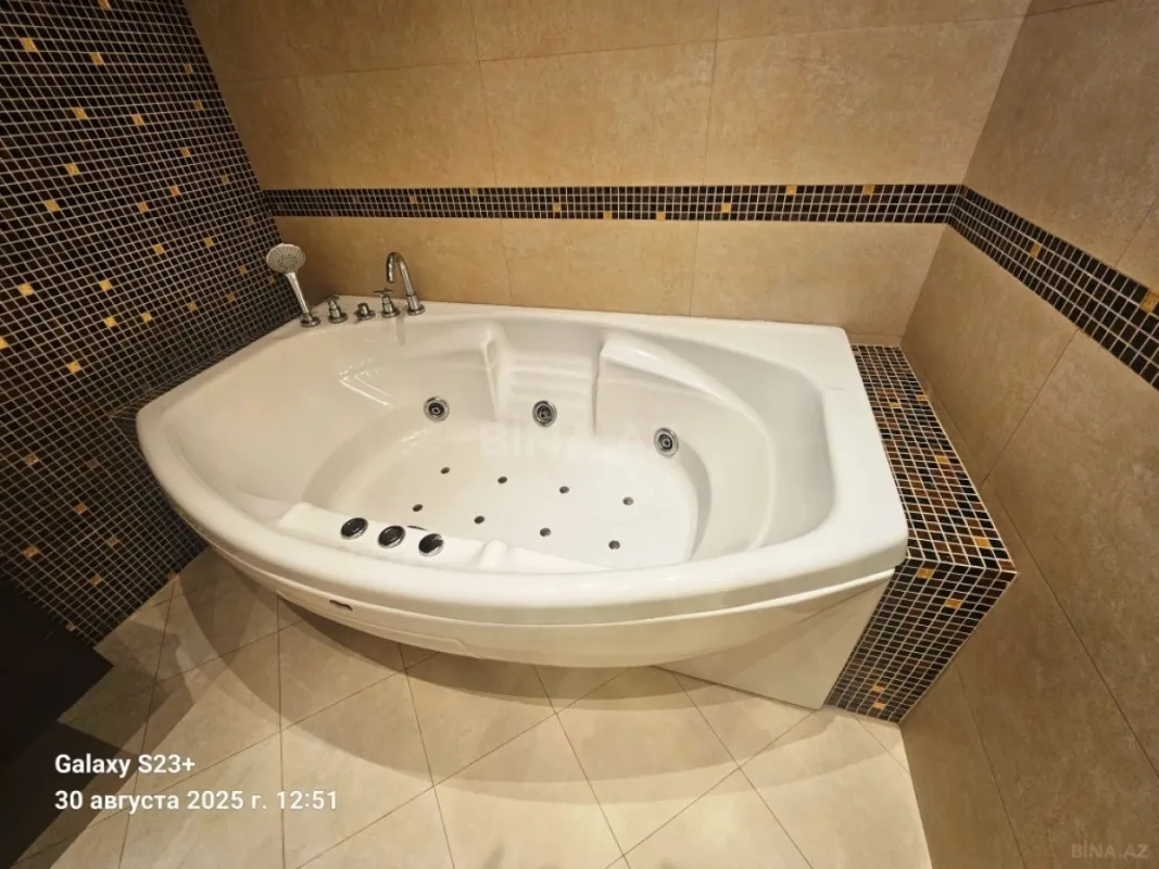 Satılır 4 otaqlı mənzil 215 m²