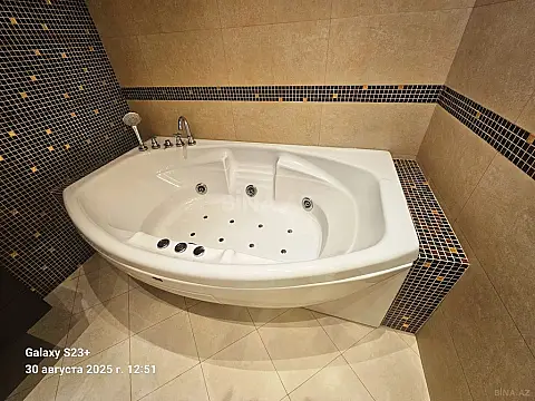 Satılır 4 otaqlı mənzil 215 m²