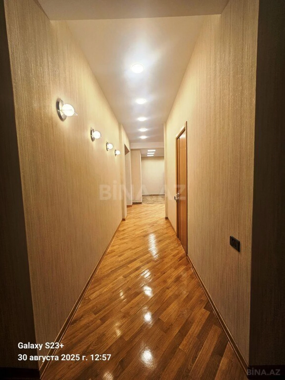 Satılır 4 otaqlı mənzil 215 m²