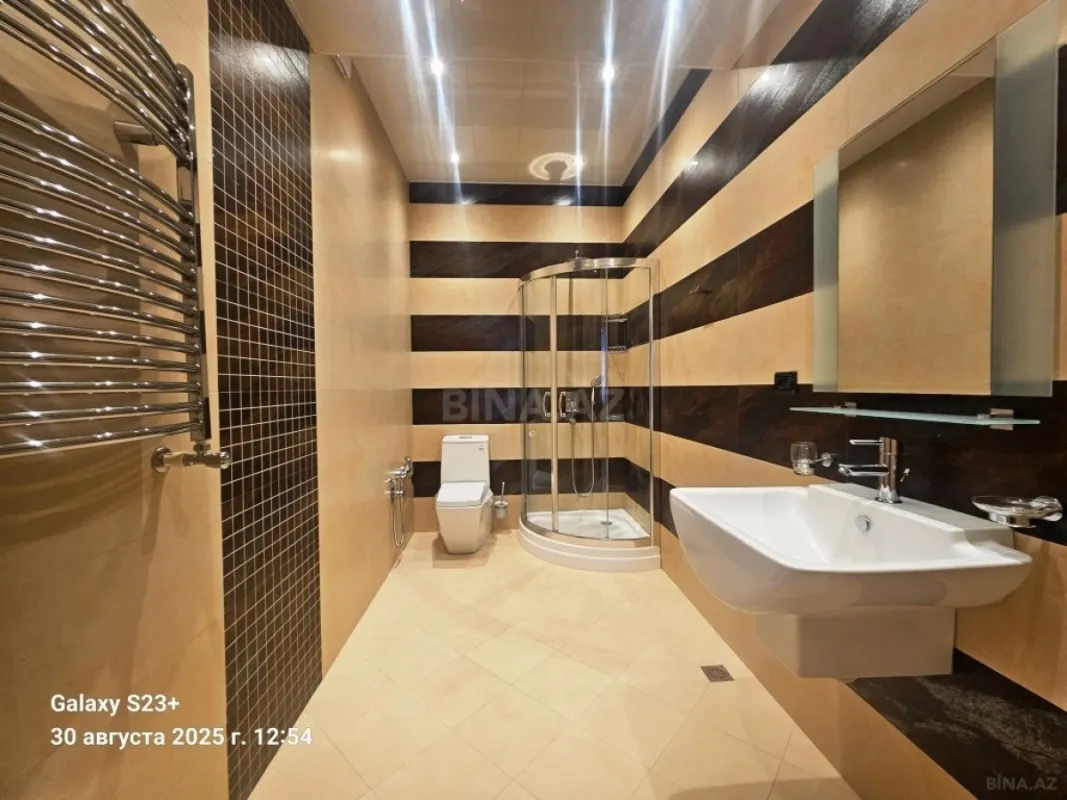 Satılır 4 otaqlı mənzil 215 m²