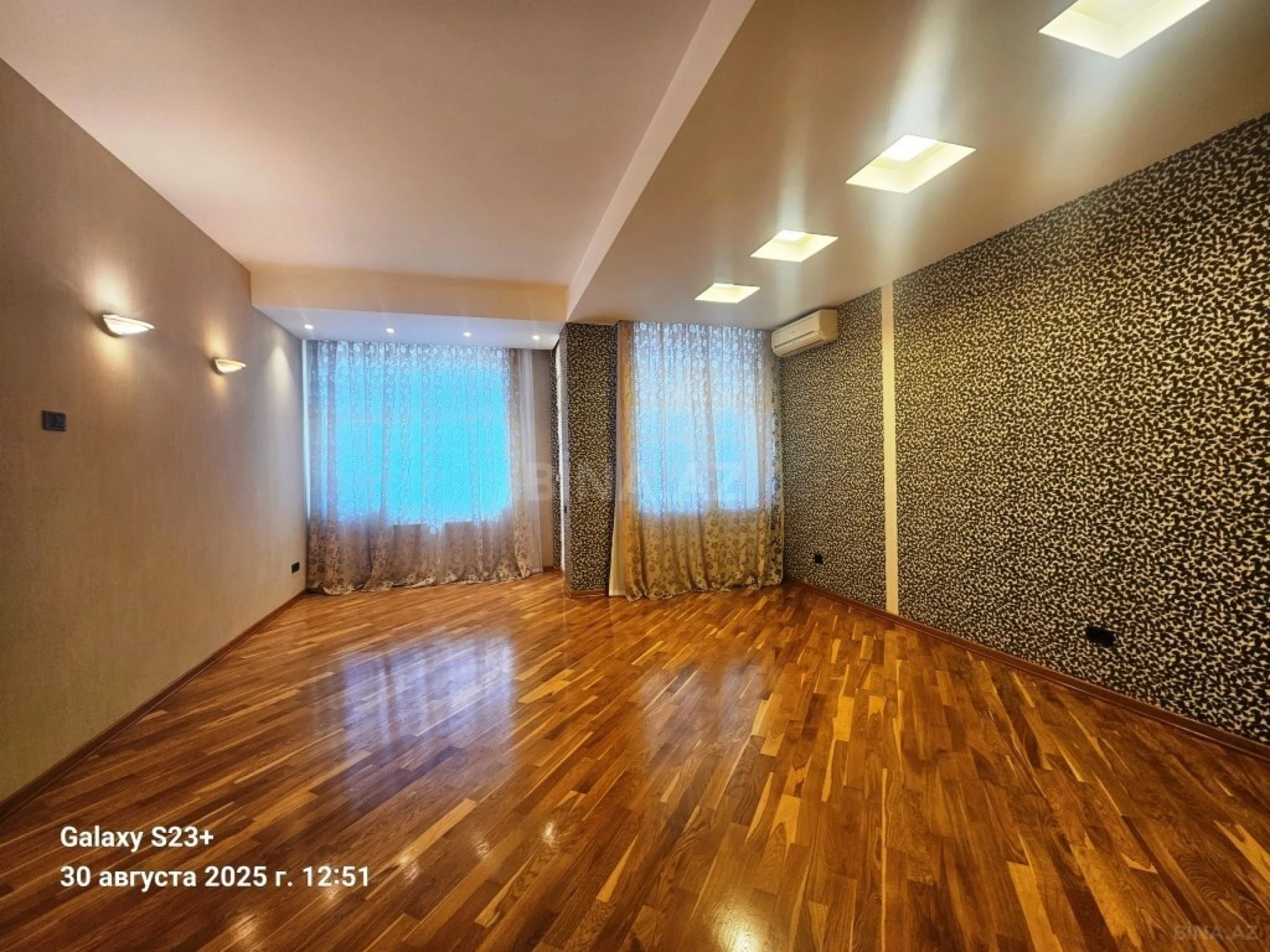 Satılır 4 otaqlı mənzil 215 m²