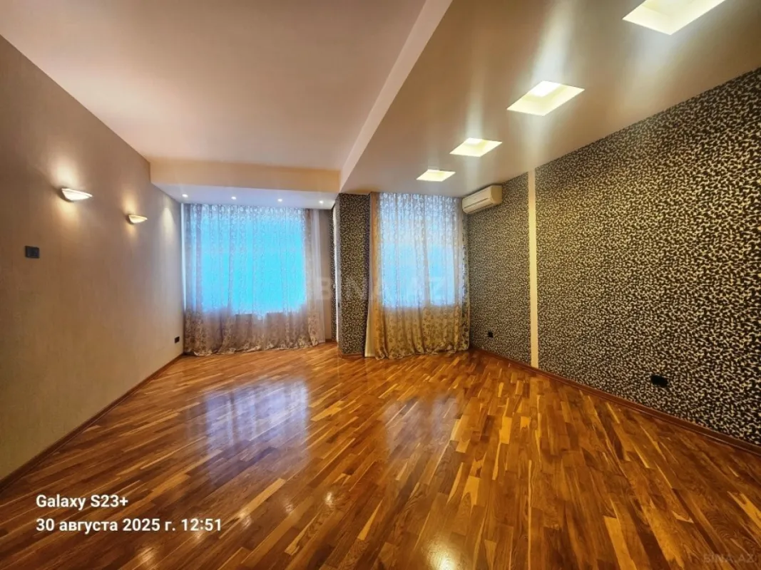 Satılır 4 otaqlı mənzil 215 m²