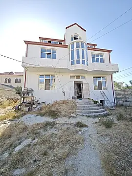 Satılır 7 otaqlı həyət evi 250 m²