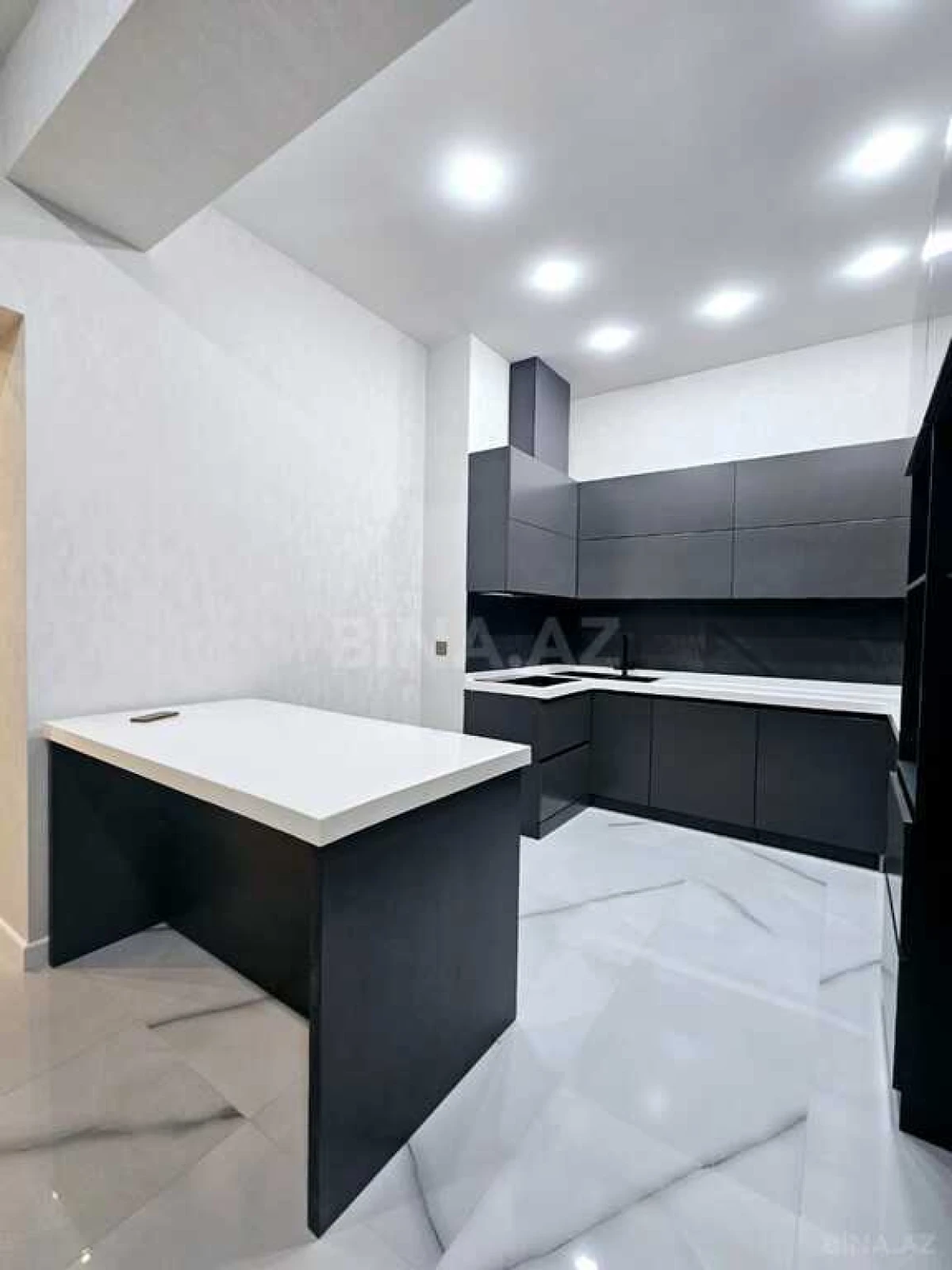 Satılır 3 otaqlı mənzil 97 m²