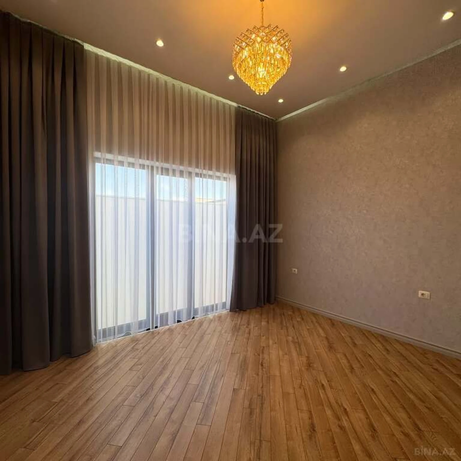 Satılır 5 otaqlı həyət evi 200 m²
