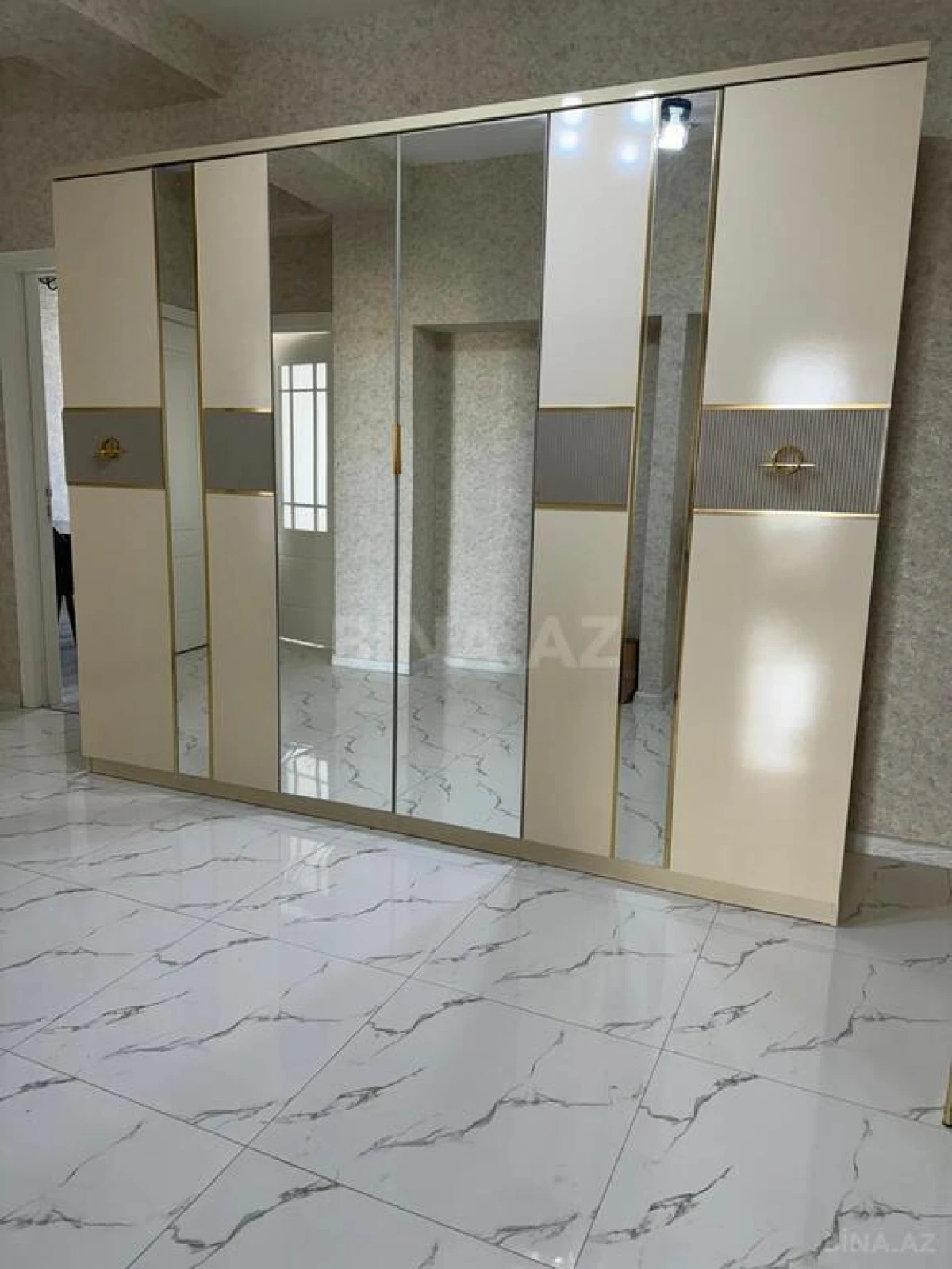 Satılır 3 otaqlı mənzil 134 m²