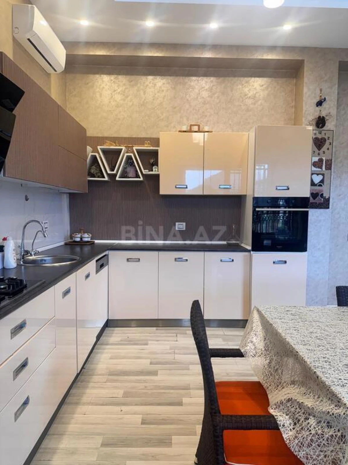 Satılır 6 otaqlı həyət evi 400 m²