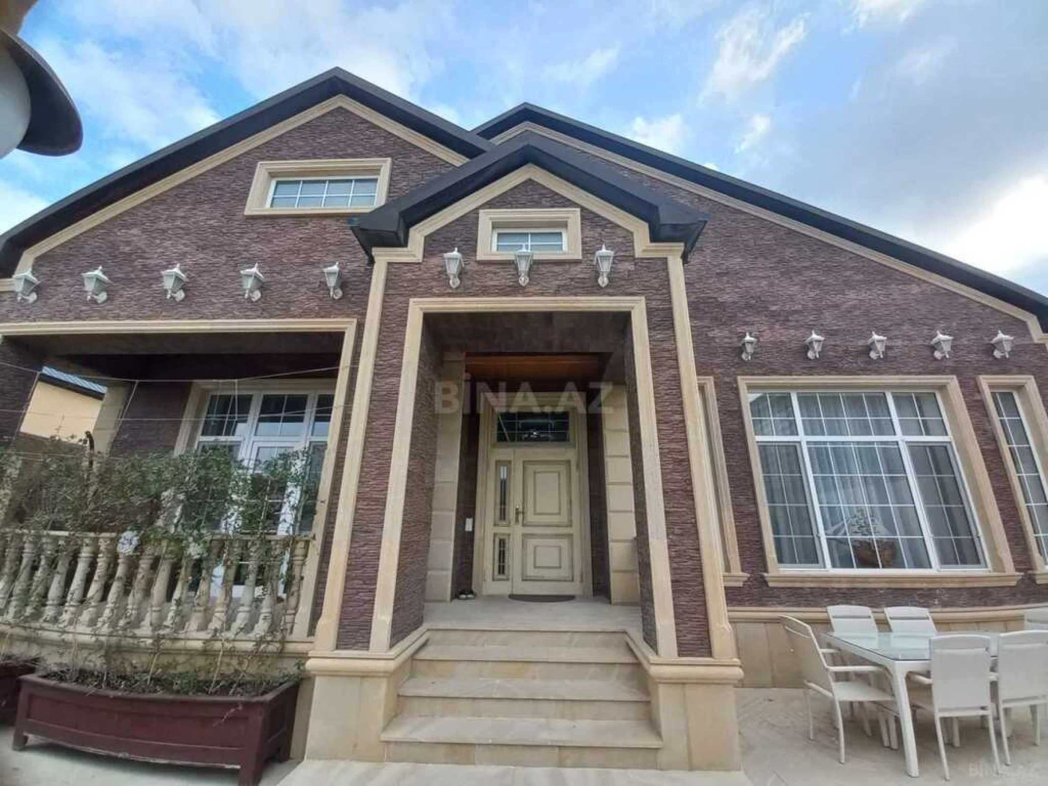 Satılır 4 otaqlı həyət evi 200 m²