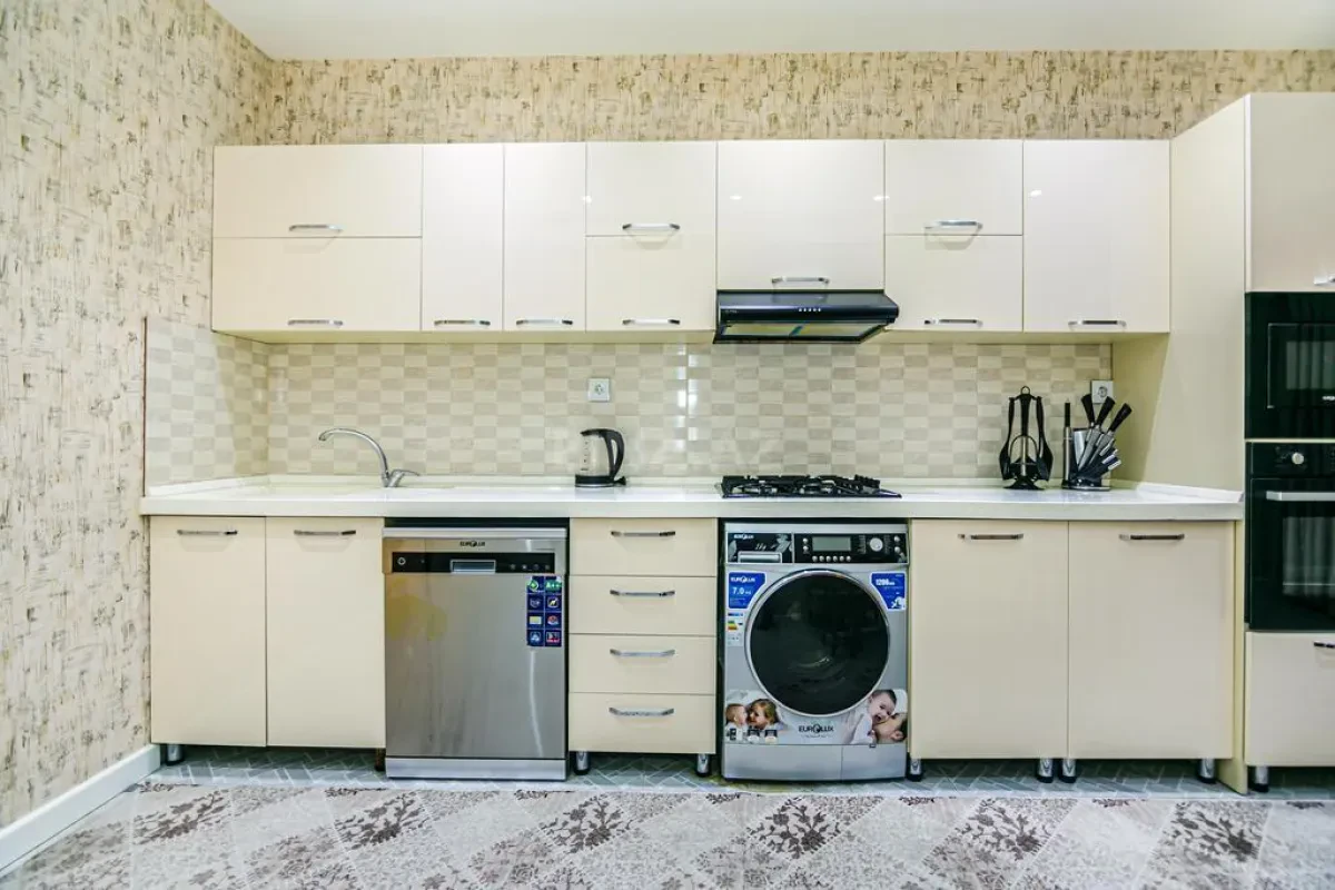 Kirayə verilir 2 otaqlı mənzil 105 m²