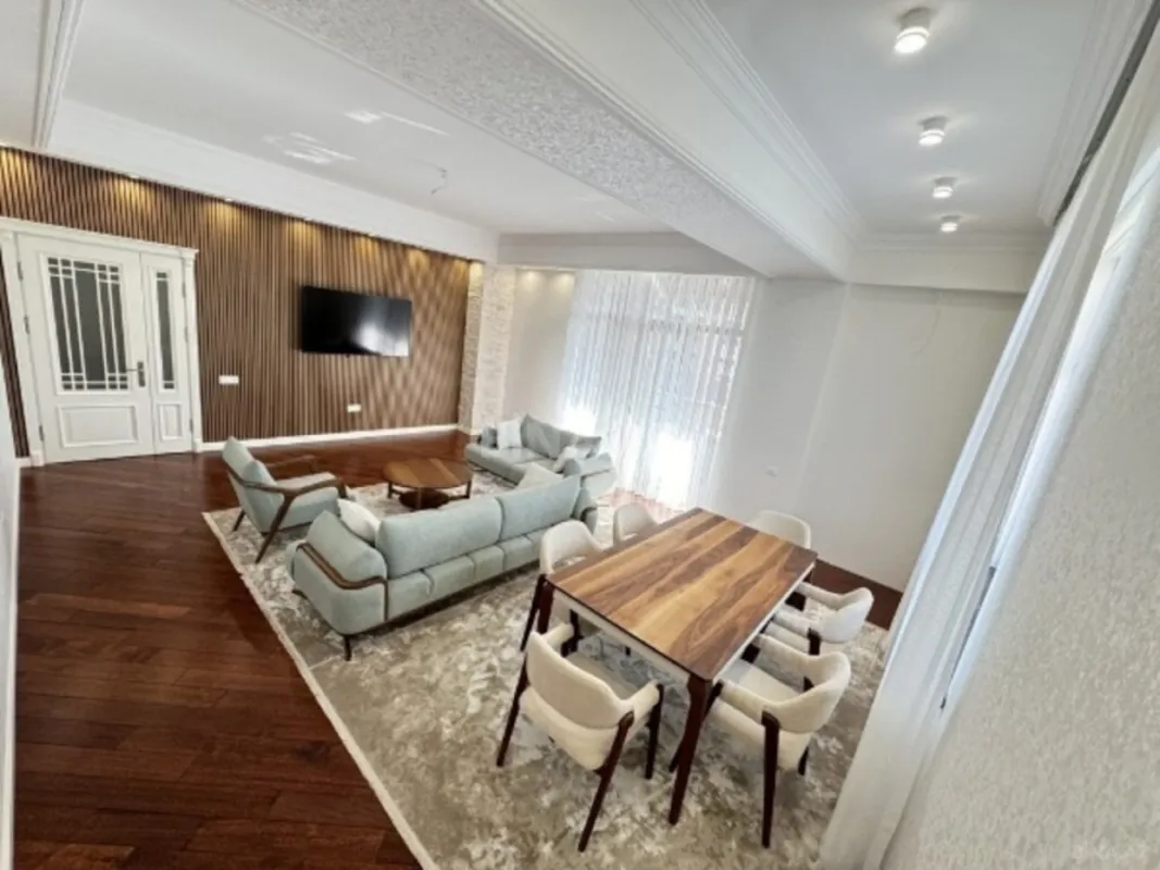 Kirayə verilir 4 otaqlı mənzil 187 m²