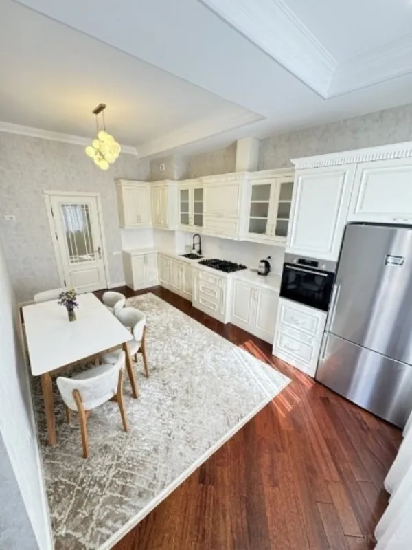 Kirayə verilir 4 otaqlı mənzil 187 m²