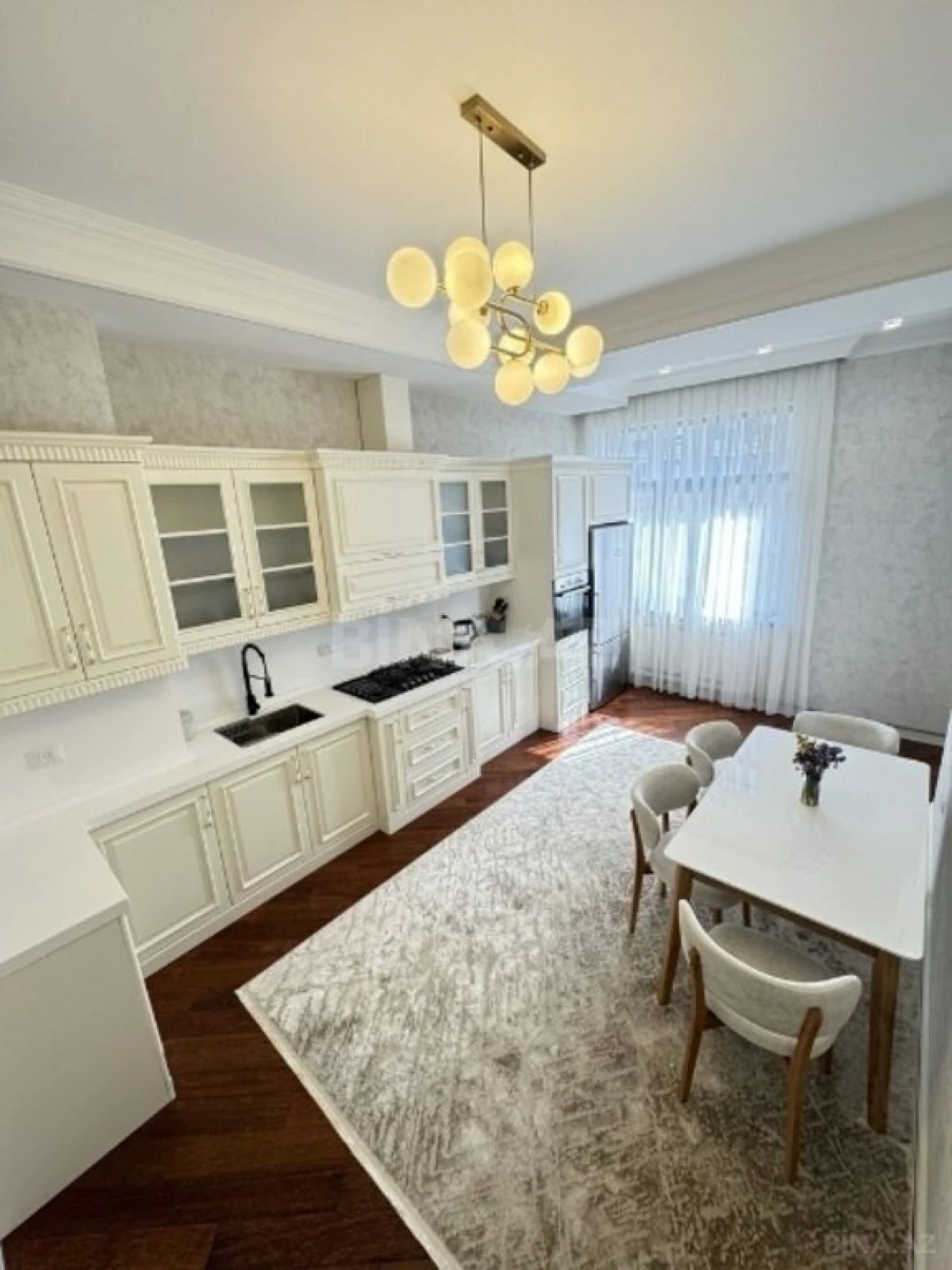 Kirayə verilir 4 otaqlı mənzil 187 m²