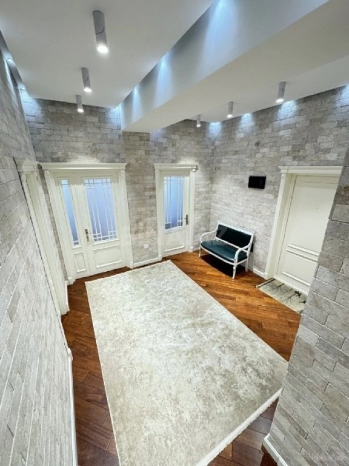 Kirayə verilir 4 otaqlı mənzil 187 m²