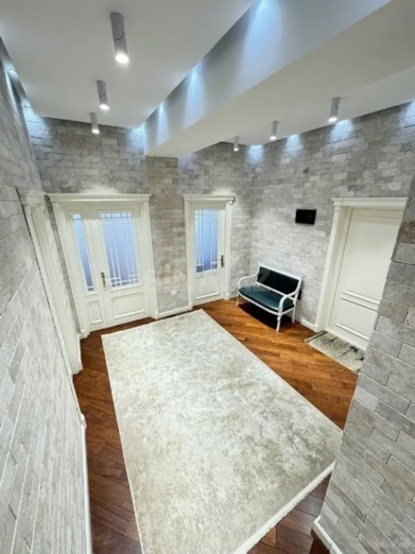 Kirayə verilir 4 otaqlı mənzil 187 m²