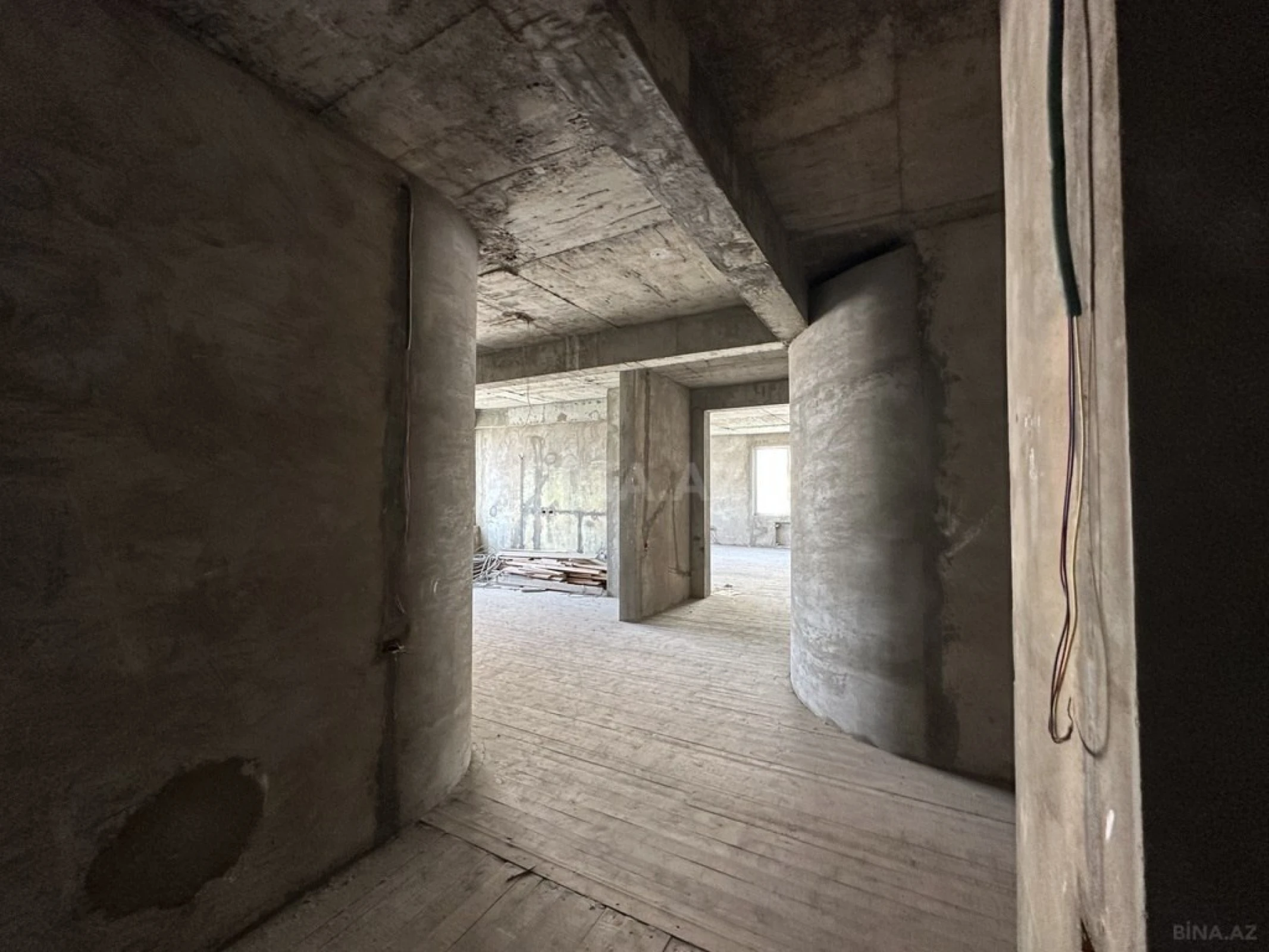 Satılır 4 otaqlı mənzil 181 m²