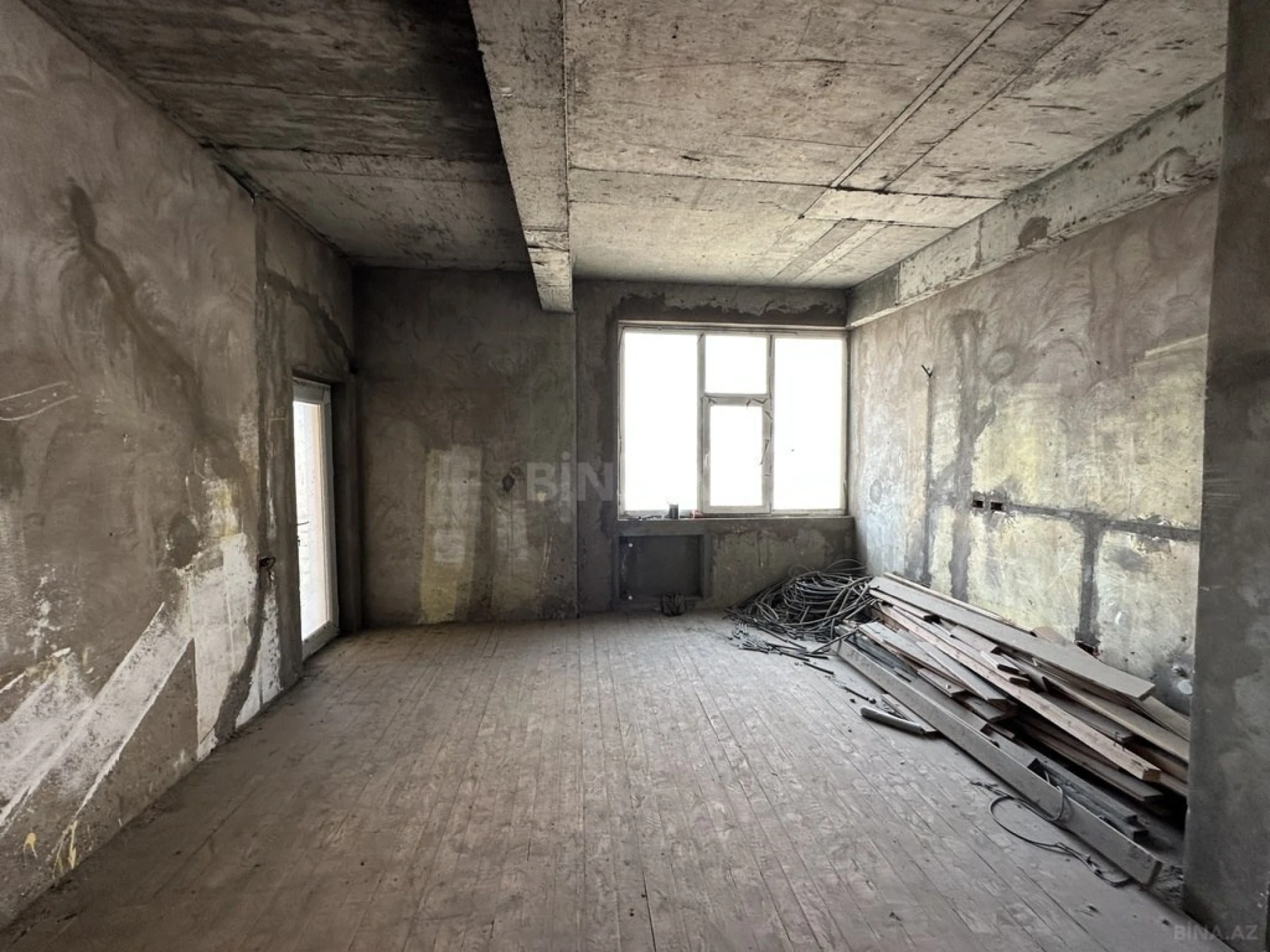 Satılır 4 otaqlı mənzil 181 m²