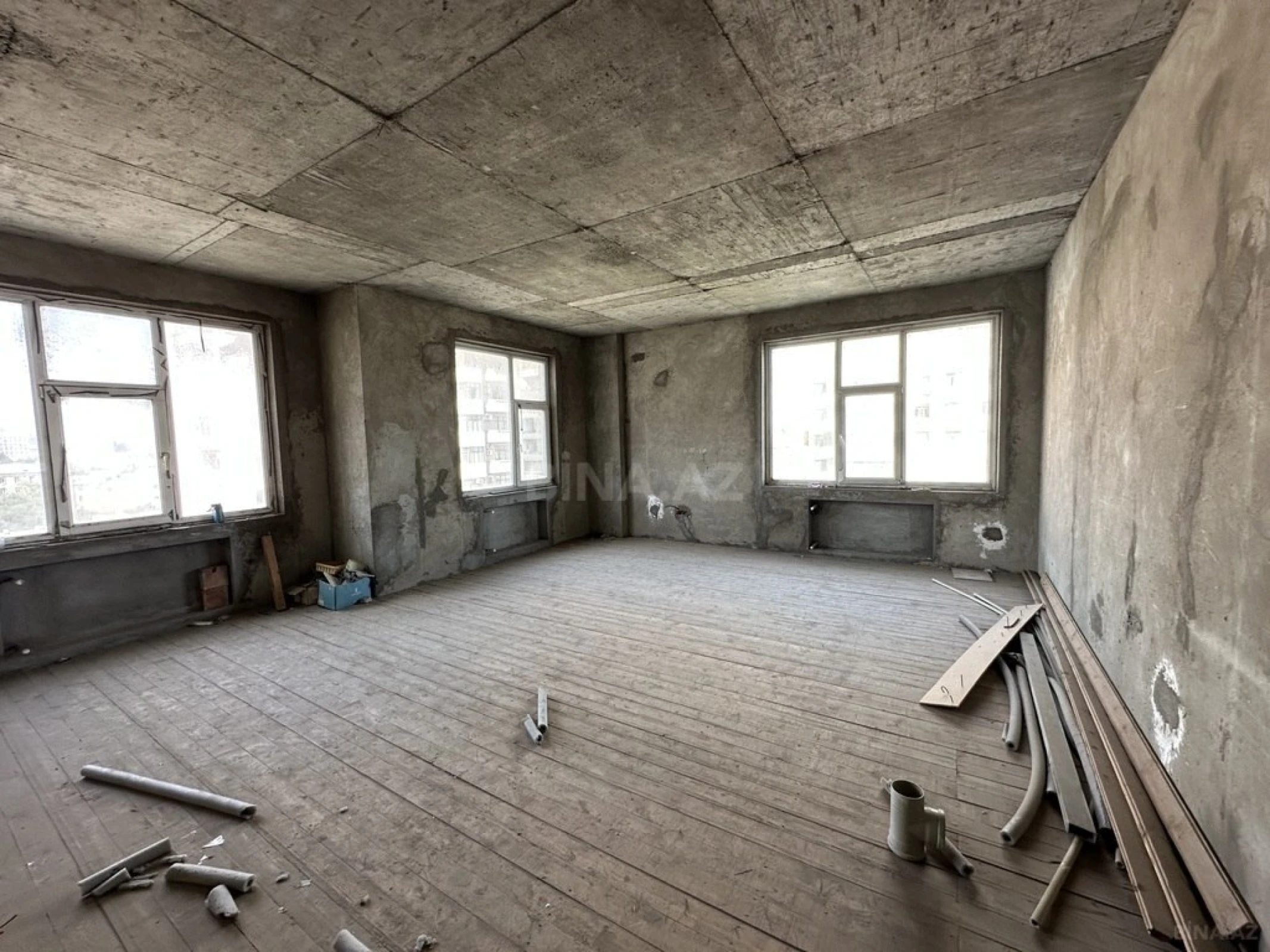 Satılır 4 otaqlı mənzil 181 m²