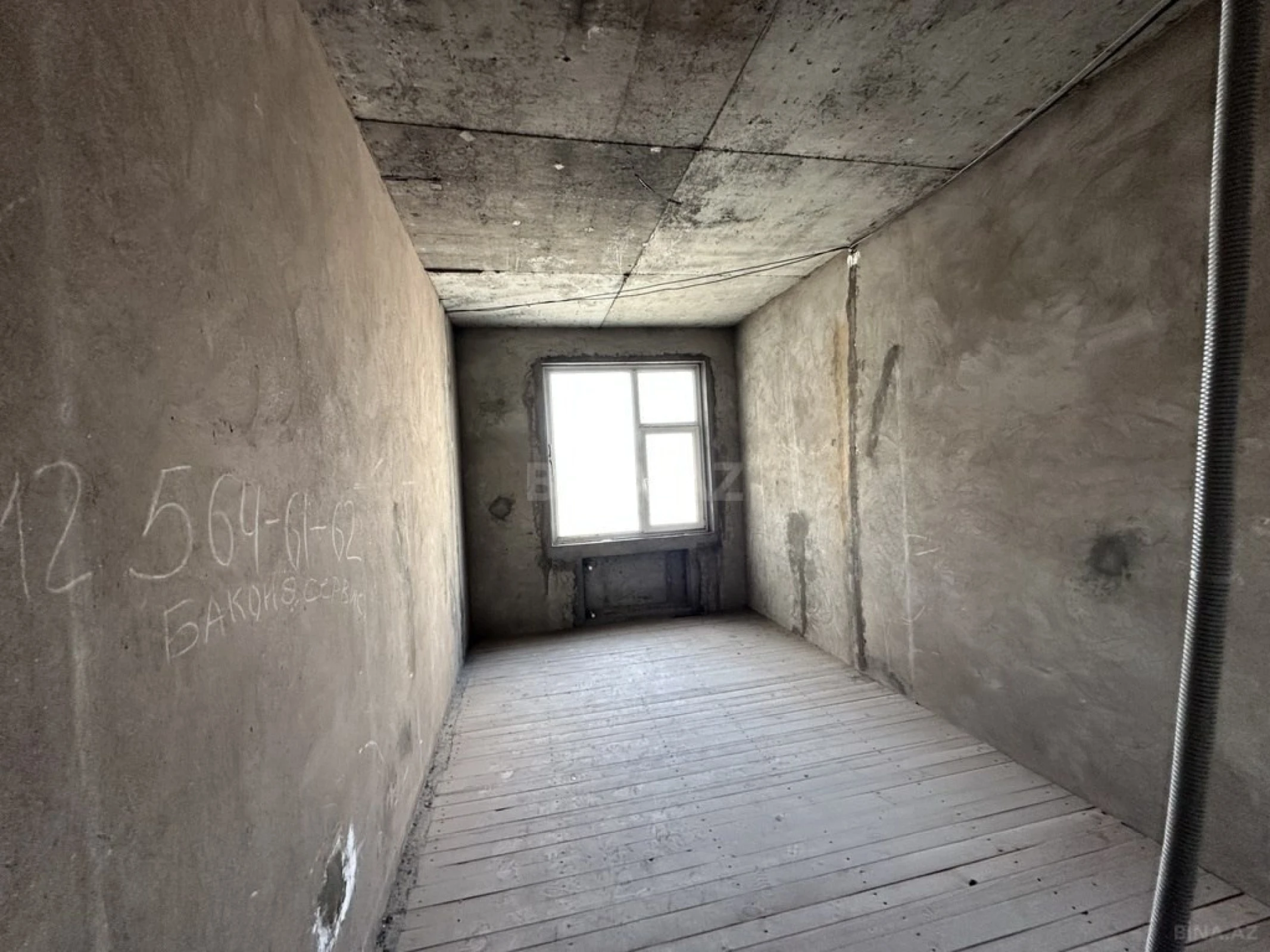 Satılır 4 otaqlı mənzil 181 m²