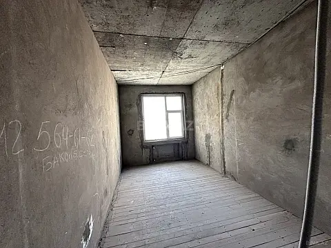 Satılır 4 otaqlı mənzil 181 m²