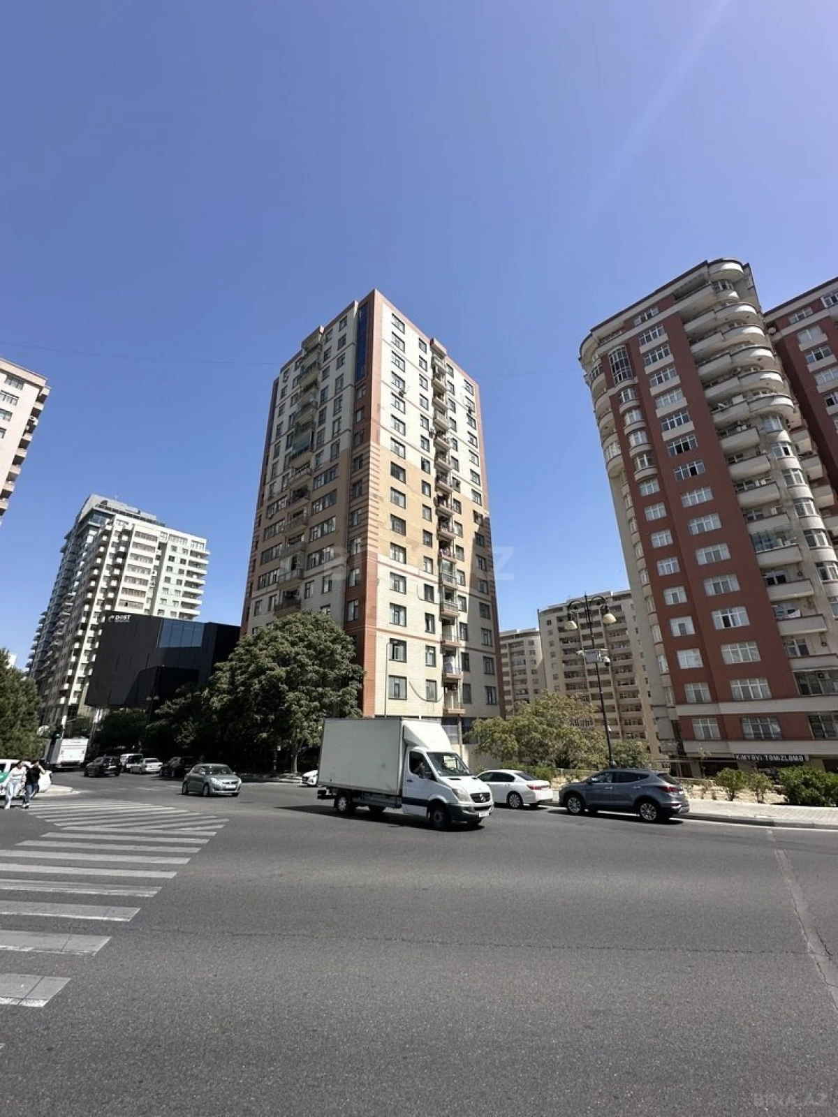 Satılır 4 otaqlı mənzil 181 m²