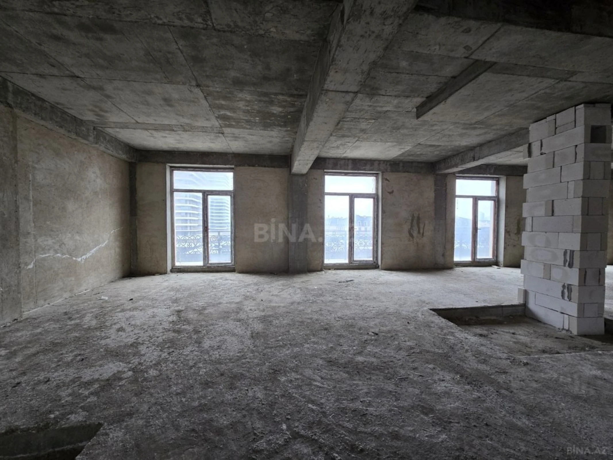 Satılır 4 otaqlı mənzil 215 m²
