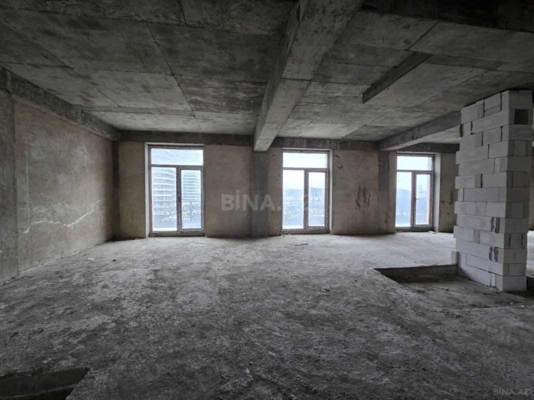 Satılır 4 otaqlı mənzil 215 m²