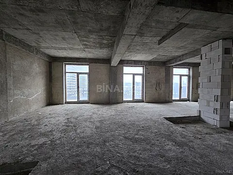 Satılır 4 otaqlı mənzil 215 m²