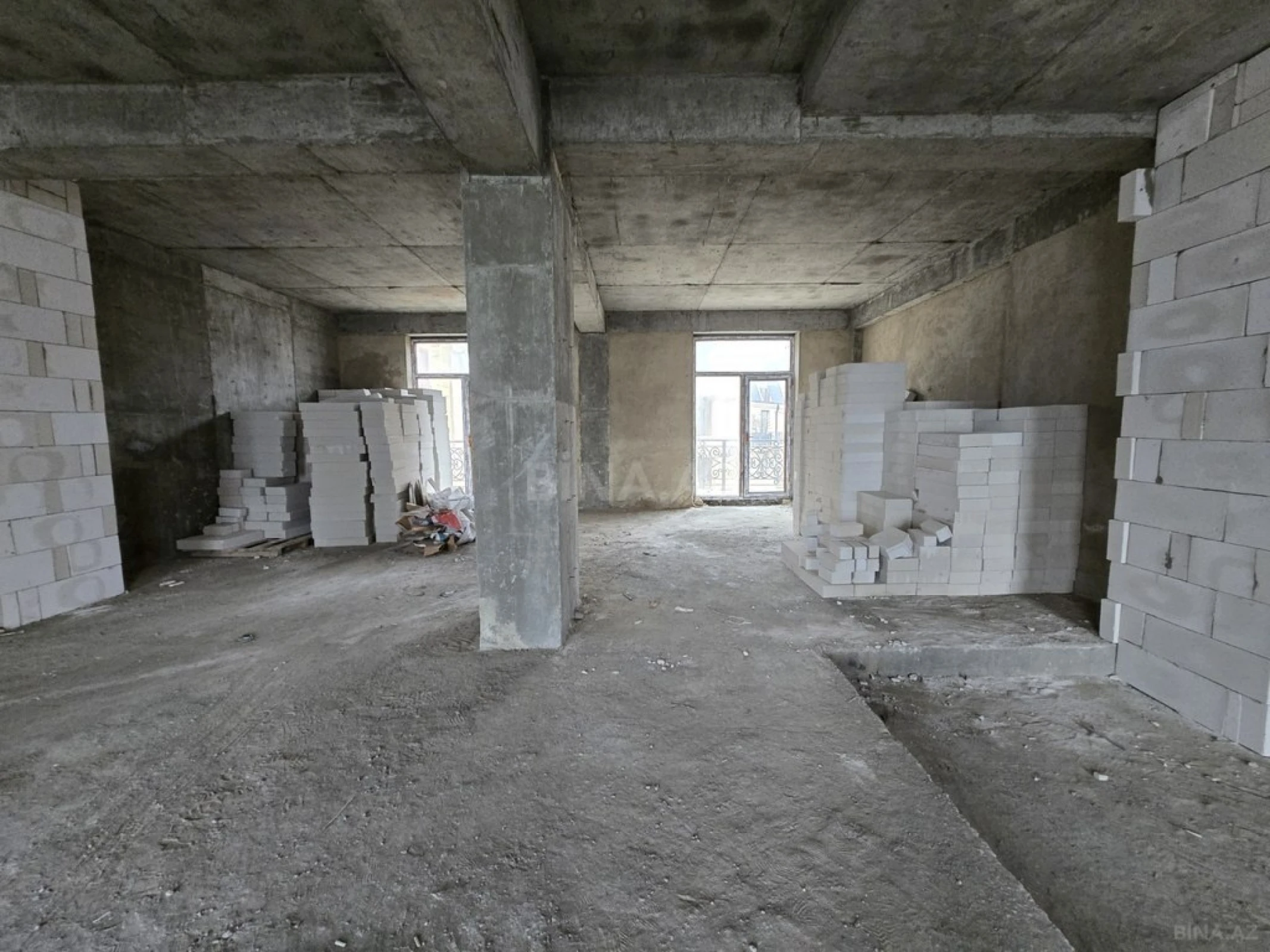 Satılır 4 otaqlı mənzil 215 m²