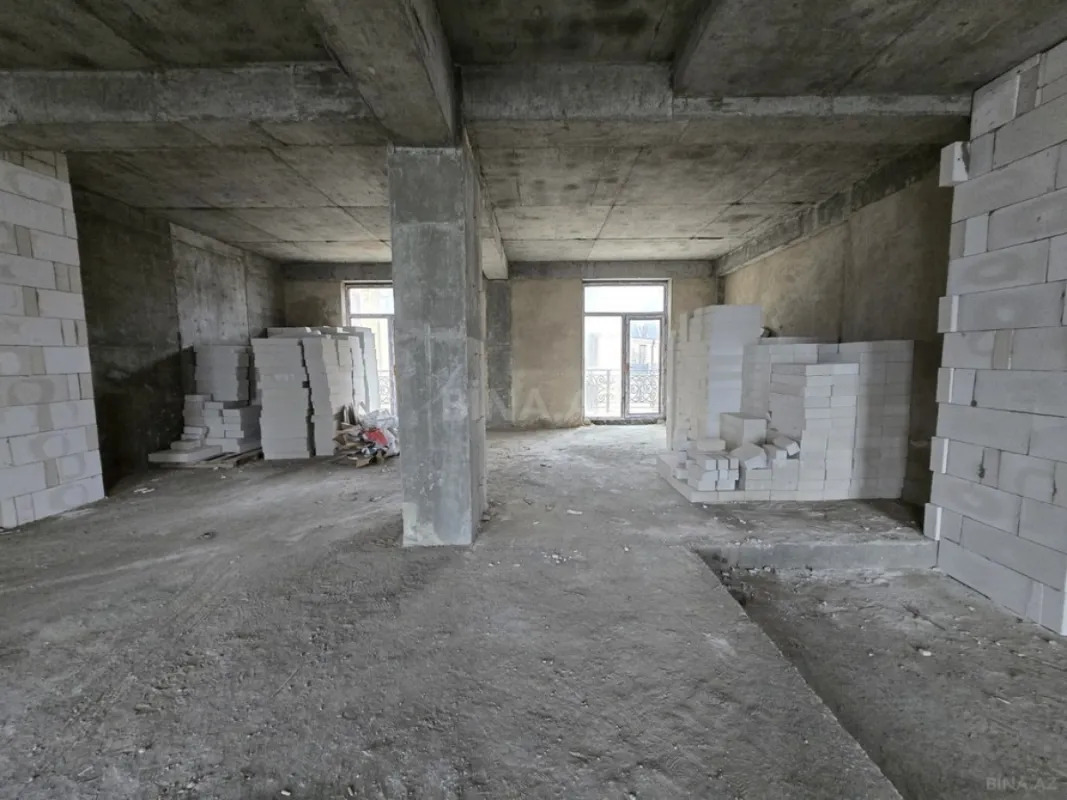 Satılır 4 otaqlı mənzil 215 m²