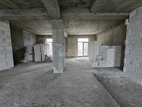 Satılır 4 otaqlı mənzil 215 m²