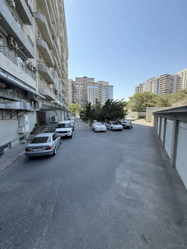 Kirayə verilir 5 otaqlı mənzil 187 m²